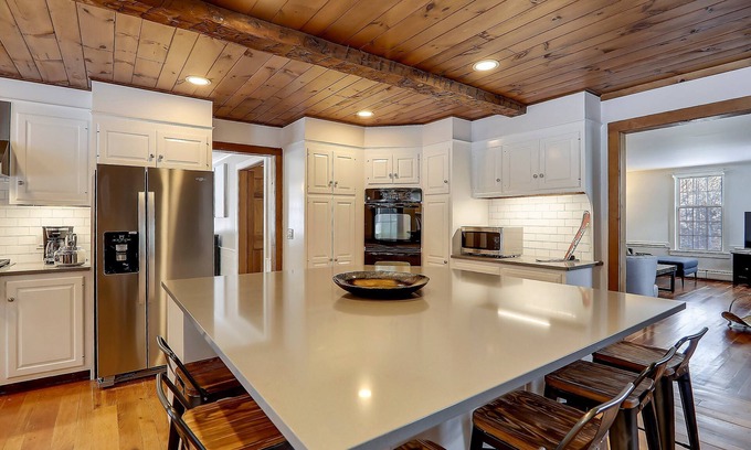 Moscow House | Two Chimneys: 5 br, a/c, fireplace, deck & hot tub, firepit, garage!