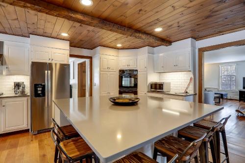 Moscow House | Two Chimneys: 5 br, a/c, fireplace, deck hot tub, firepit, garage