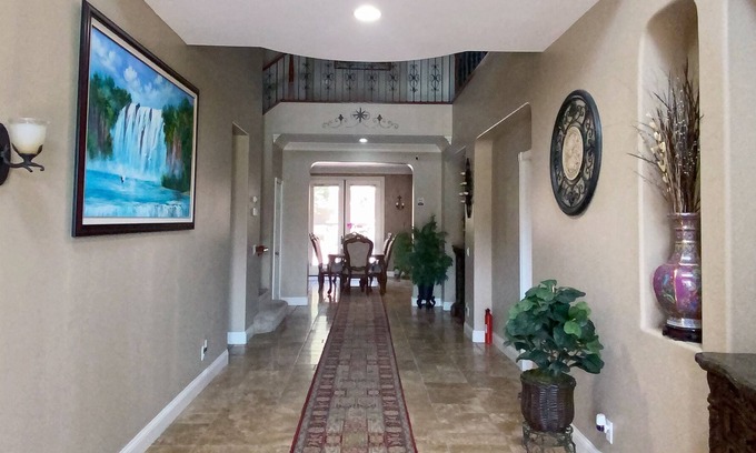 Eastvale House | Two Comfortable Rooms In A House (Two Beds + Free WiFi + Office Desk)