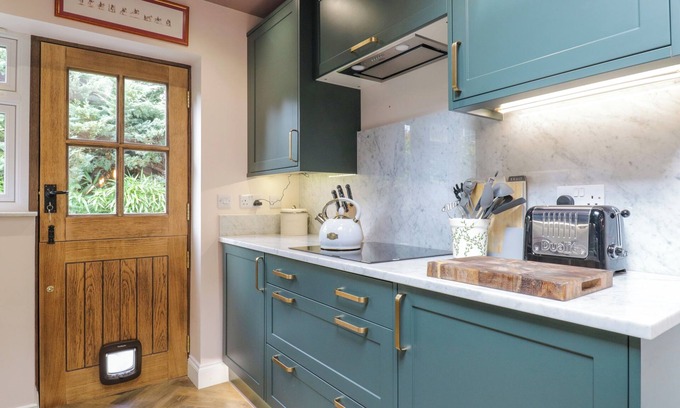 Croxley Green Cottage | TWO COPTHORNE COTTAGES, pet friendly, with open fire in Croxley Green