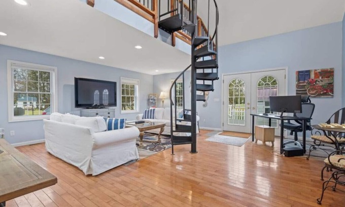 Lexington House | Two Doves Cottage, Walk to DT Lex! Cozy Getaway!