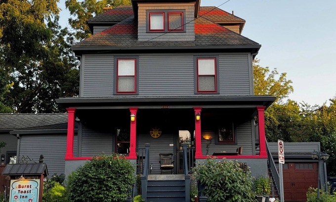 Old West Side Bed & Breakfast | Two Fabulous Houses to choose from .The Burnt Toast Inn or The Washington House. They are two blocks apart but both are in the wonderful historic Old West Side Neighborhood. No need to have a car since both houses are located walking dist