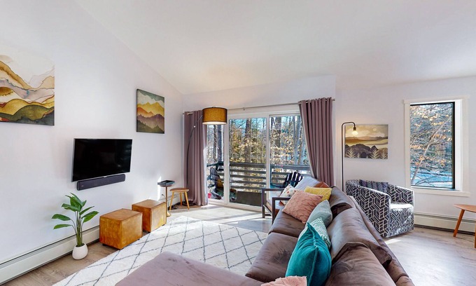 Quechee House | Two-level vacation rental with mountain view, pellet stove, W/D & full kitchen