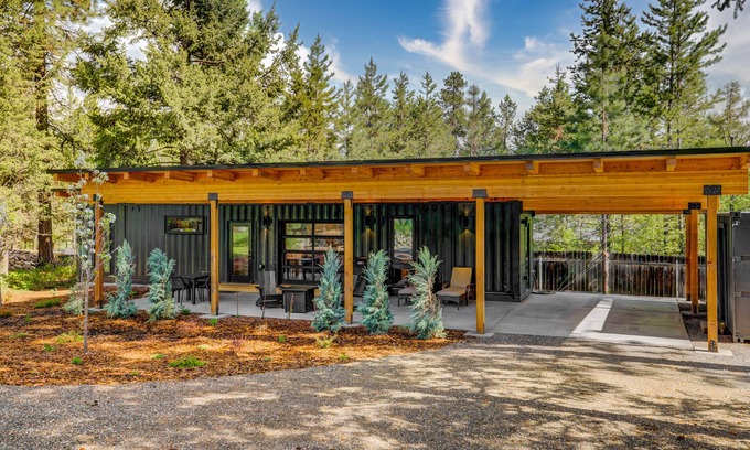 McCall House | Two Pines - Unique container home w/hot tub - Downtown - Trailer Parking - Pet friendly