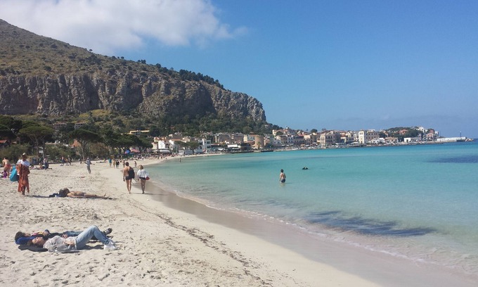 Addaura Apartment | Two-room apartment with garden on Mondello Bay