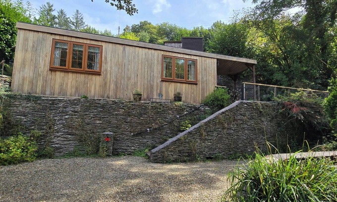 Newcastle Emlyn Cottage | TY BARDDU, pet friendly, with a garden in Newcastle Emlyn
