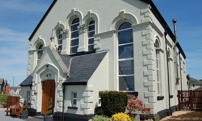 Tywyn House | Ty Capel, converted chapel with hot tub in Tywyn