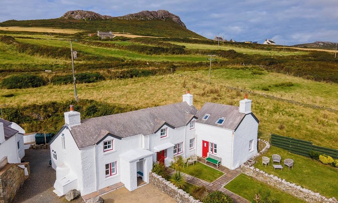 St Brides Cottage | Ty Gwyn Farmhouse, Holiday Cottage Whitesands, Sleeps 9, 5 bedrooms, bathrooms