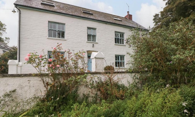 Crosswell House | Ty Llwyd