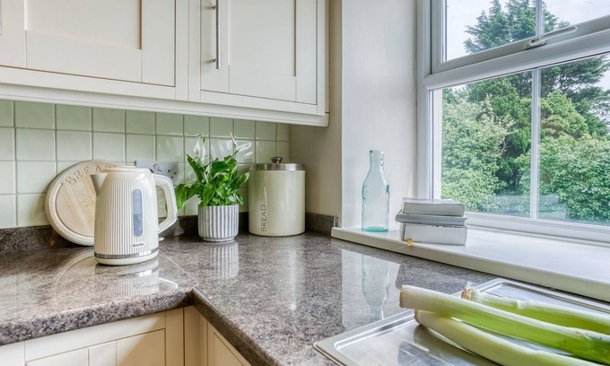 Brynsiencyn Cottage | Ty Poeth - a dog that sleeps 8 guests in 4 bedrooms