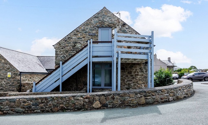 Ty Croes Cottage | Ty Rhiannon: 1‑Bed First-Floor Apartment in Aberffraw | Managed by Anglesey Holiday Lettings
