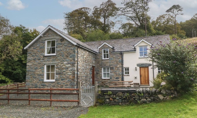 Talsarnau House | TYN LLWYN, pet friendly, with open fire in Eisingrug
