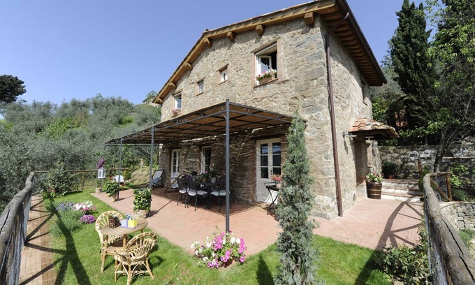Villabuona Villa | Typical Tuscan house.Great view on Lucca.Private parking/garden.WIFI