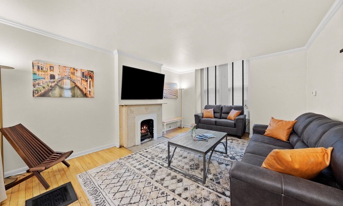 University Village / Little Italy Apartment | UIC/Little Italy - Lovely 1 Bed 1 Bath Apt. - FREE PARKING & IN-UNIT WASH/DRY