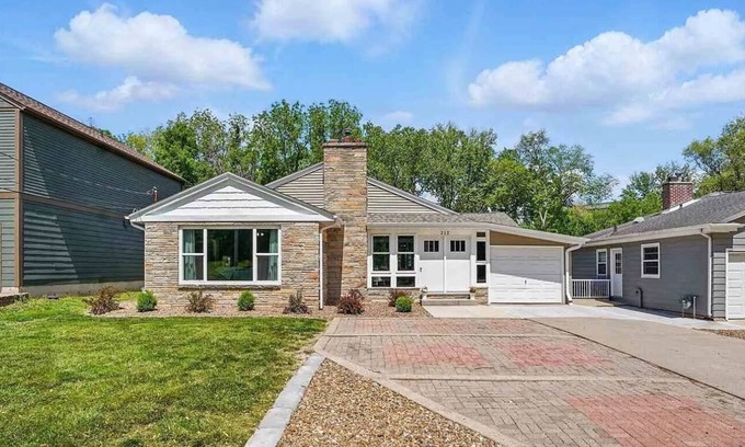 University Heights House | Ultimate 5-bedroom Hawkeye Tailgate Spot – Steps from Kinnick Stadium!