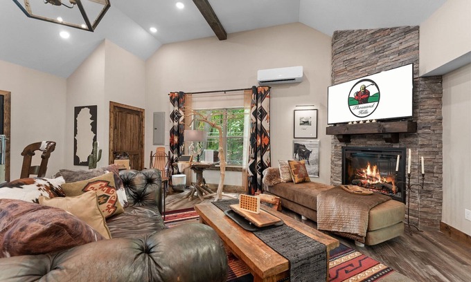 Branson Cabin | Ultimate Couples Escape w/Hot Tub & Firepit + Free Family Tickets