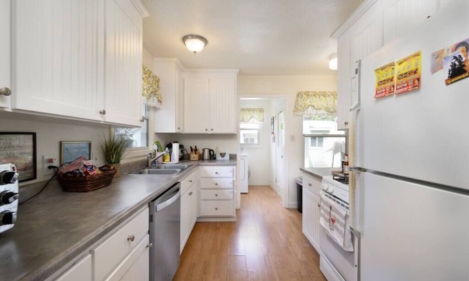 Southeastern Sacramento House | Ultimate East Sacramento Haven-Ideal Location