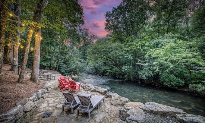Epworth House | Ultimate FISHING Retreat- private 250 ft water front - Hot Tub, Sauna, Game Room