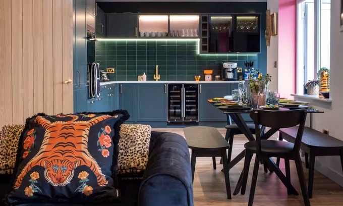 Bournemouth City Centre House | Ultimate glam, vintage central pad. Spacious. Striking Cool 70s bar. Pool table.