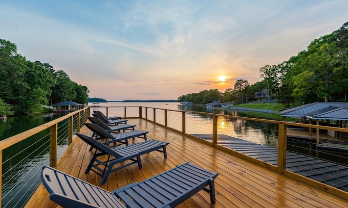 Henrico House | 🔥ULTIMATE Lakefront Getaway | 7,000 SqFt🌅Sunset Views🌅Hot Tub Flat Lot+ 10BR!