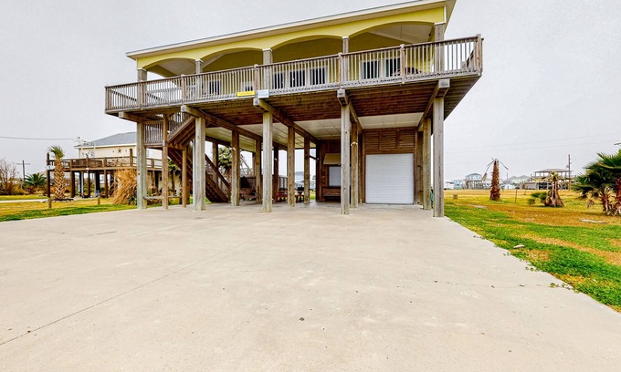 Crystal Beach House | Ultimate | Steps to Beach | Large Deck | Dog Haven