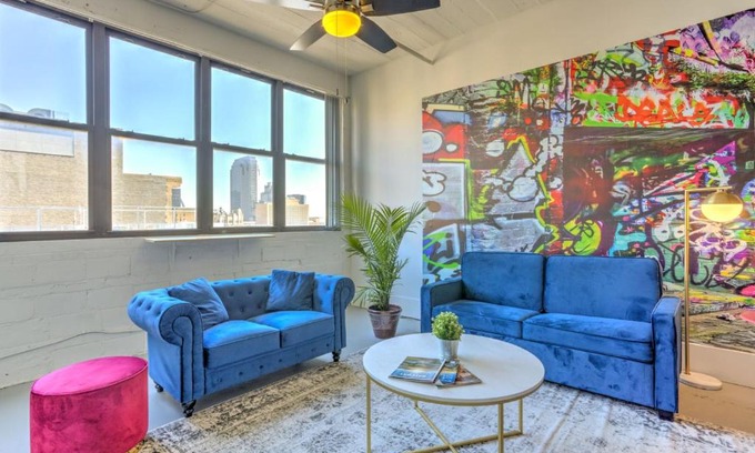 Downtown West Apartment | Ultra Chic Loft walk to CityMu/Aquarium/ConvnCntr