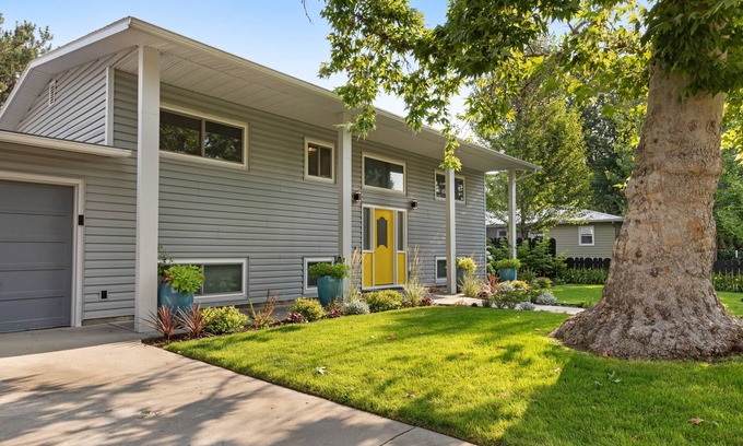 Central Rim House | Ultra Comfort + Style! NEW HOT TUB! Covered Patio, BBQ, Fire Pit & More! >10 min to Downtown & BSU!