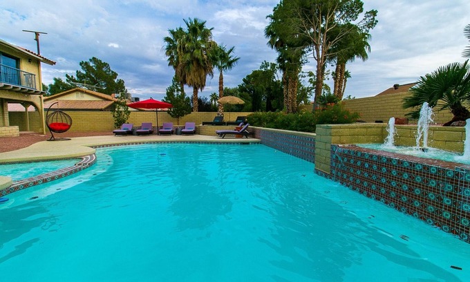 Villa Bonita Estates House | Ultra Modern House 6 B/R Pool 5 min to strip Heated Jacuzzi