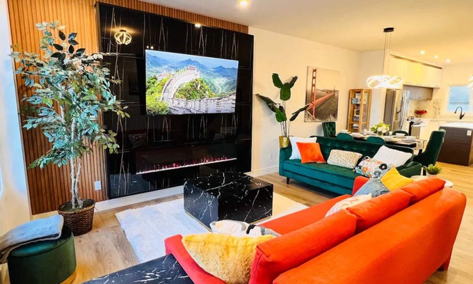 Edmonton House | Ultramodern| Downtown River Valley Home| Centrally located| Close to everything