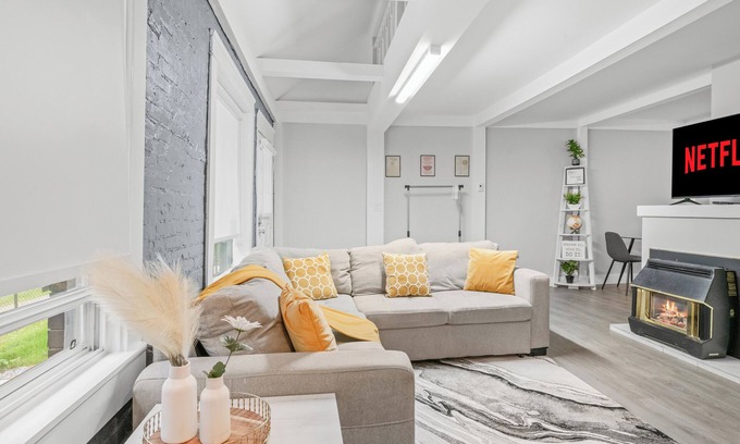 North Central Edmonton House | Unbeatable Location! Unique Downtown Oliver Loft | Free Parking Fast WiFi