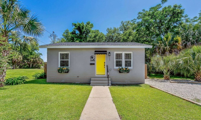 Downtown House | Unbeatable Location-Walk To The Wahoos Stadium, Community Maritime Park or Palafox-Sm. Dog Friendly