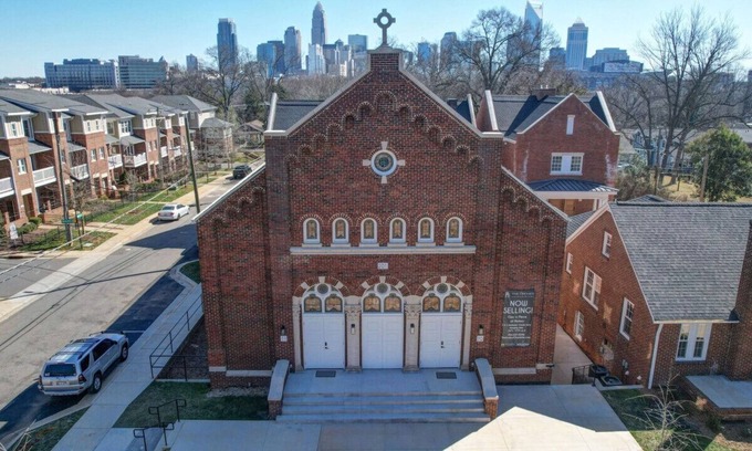 Wesley Heights Condo | Unique 2BR Stay —City Views — Walk to BofA Stadium