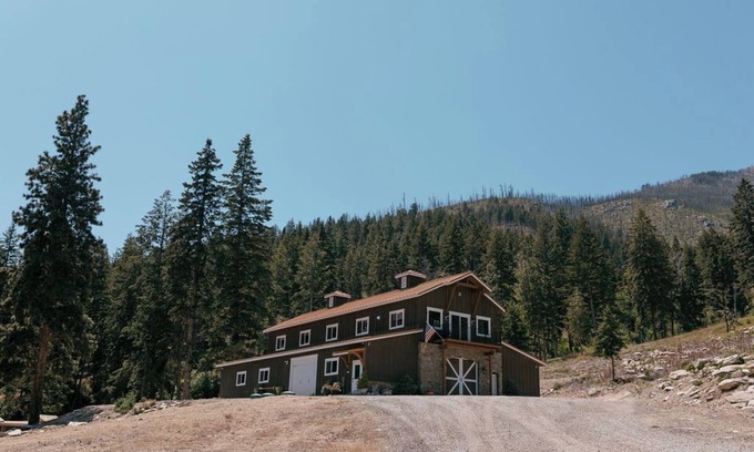 Hamilton House | Unique 3-bedroom Barndominium in historic Hamilton with WiFi, AC