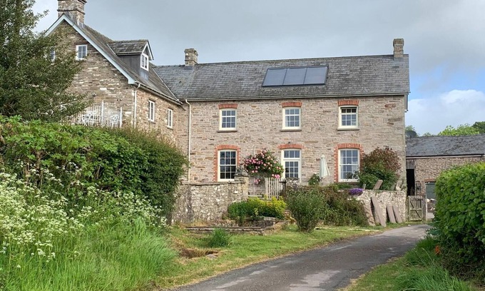 Llanfihangel Tal-y-llyn Bed & Breakfast | Unique Bed & Breakfast with stunning views