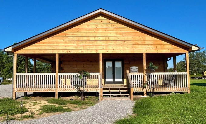 Crossville Cabin | Unique & Cozy Getaway Cabin king bed only 15min from Town