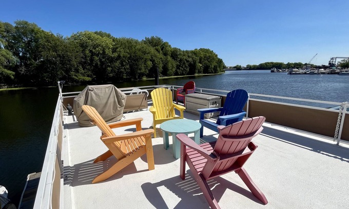 La Crosse Boat Rental | Unique Experience Year Round on the Water
