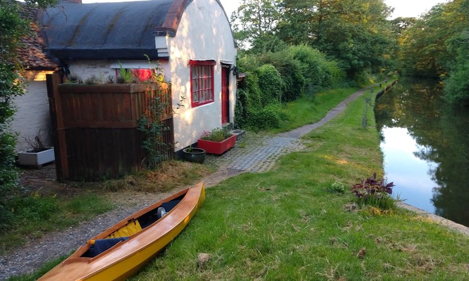 Wixford House | Unique lockside canal cottage.