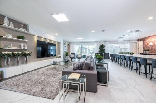 Kissimmee House | UNIQUE MASTERPIECE15 Suites Sleeps 30 SON101