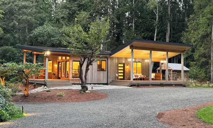 Rollingbay House | Unique modern Farmhouse