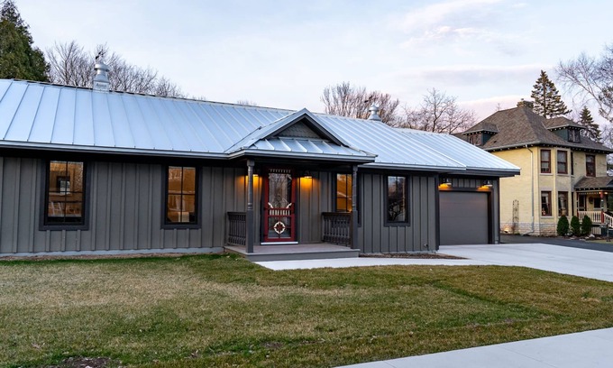 Manitowoc House | 𝗨𝗻𝗶𝗾𝘂𝗲 𝗦𝘁𝗮𝘆 at the Carriage Haus