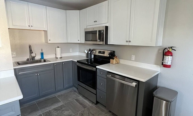 Cedar Falls Condo | Unit 1 of 2-Spacious Duplex 3 Blocks from Main Street, 1 Block from Overman Park