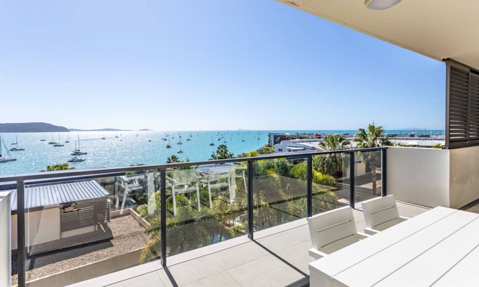 Airlie Beach Hotel | Unit 80 3 B/R Lux Ocean View