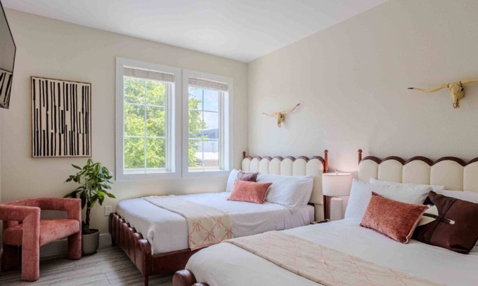 East Cesar Chavez House | Units 1+2 Inn Cahoots on 6th: 10BR/26Bed - Pool,Roofdeck, Garden Bars, Walk To Everything!