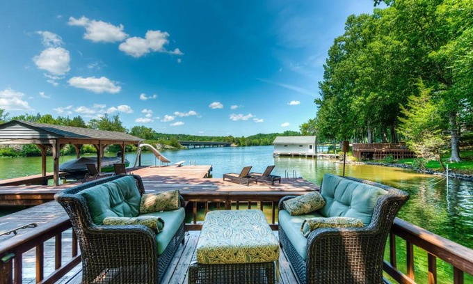 Blue Water House | Unleashed on Lake Anna