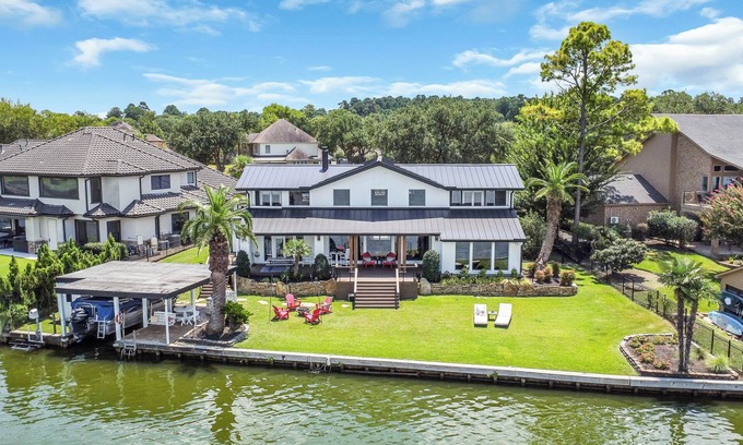 April Sound House | Unobstructed open water lake house for friends & family fun w/Tesla charger