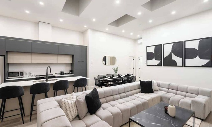 Griffintown Apartment | Unreal 2 BDR in Heart of MTL With Shared Patio