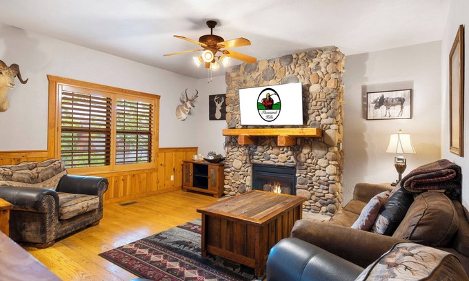 Branson Theater District Cabin | Unwind and Relax! Walk-in Log Cabin with Gas Fireplace and Screened Balcony