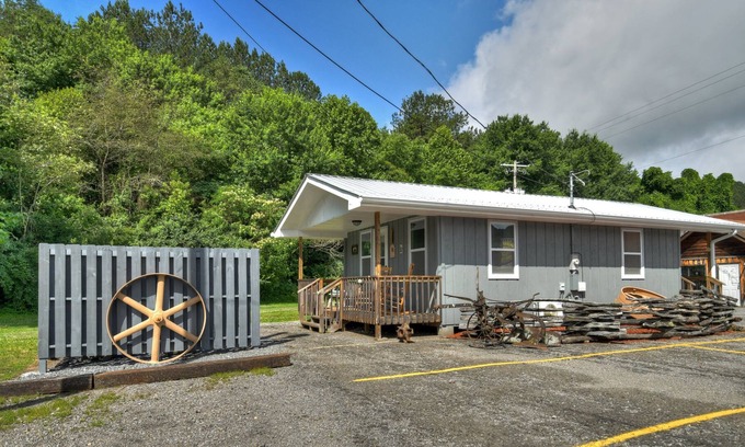 Copperhill House | Unwind at this new Tiny Home with firepit! Close to town.