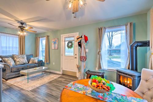 Brodheadsville House | Unwind Fireside! Poconos Cottage 12 Mi to Slopes