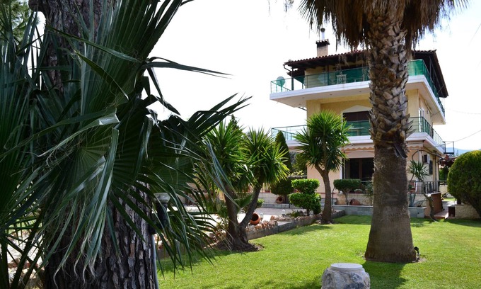 Marathon Apartment | Unwind in a Spacious flat with Gardens near Beach